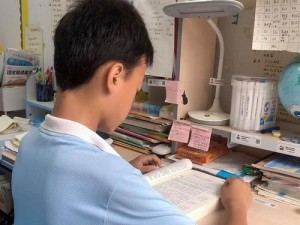 学渣在学霸肚子放了冰块视频，新型降温神器，助你清凉一夏